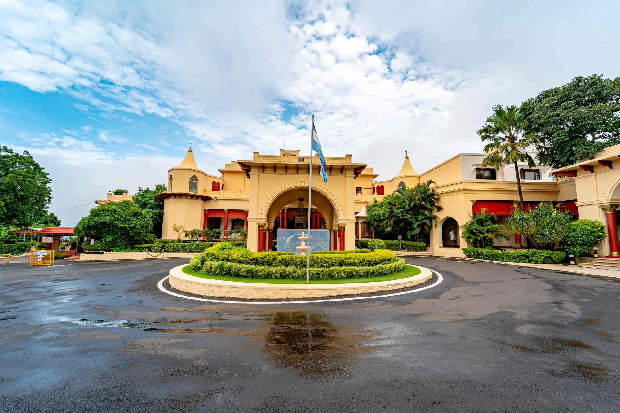 Noor-Us-Sabah Palace — hotel photograph
