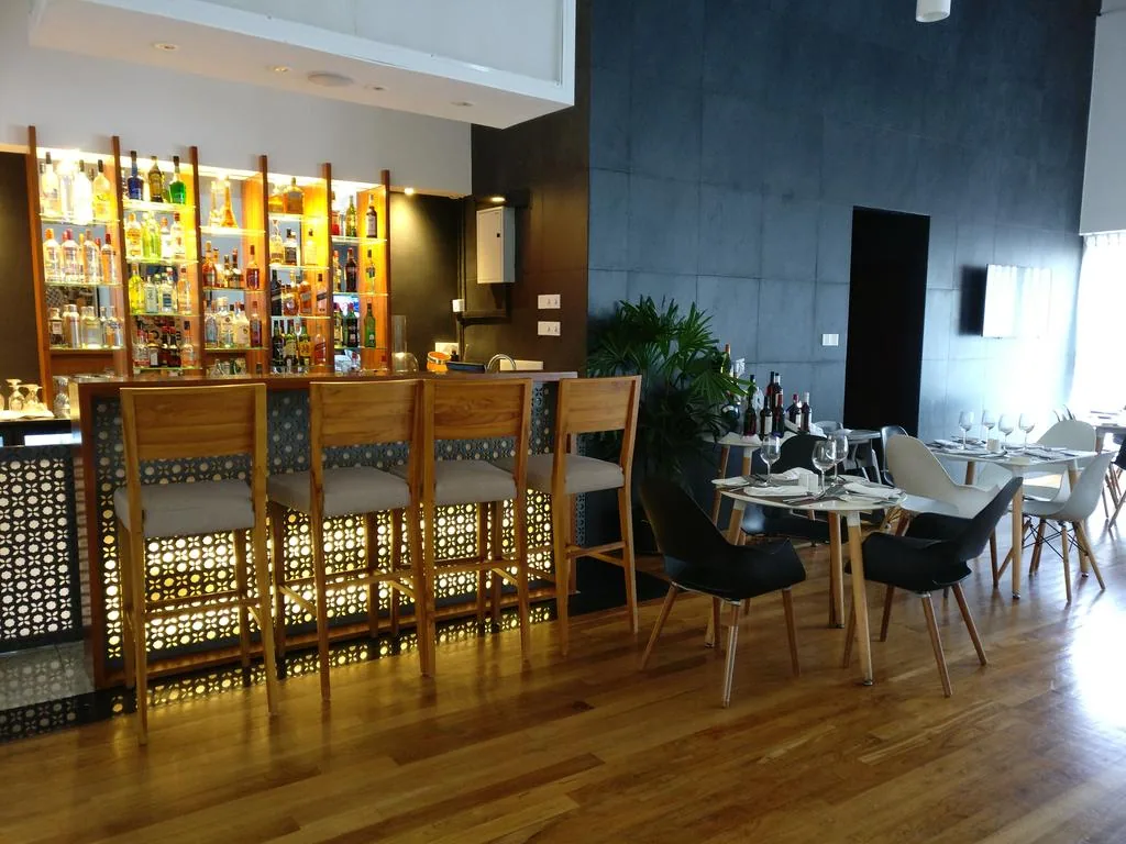 Ocean Edge Suites & Hotel Colombo — property photograph 3