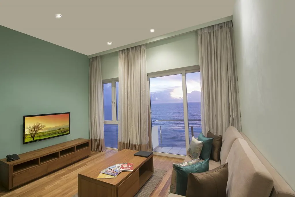Ocean Edge Suites & Hotel Colombo — property photograph 1