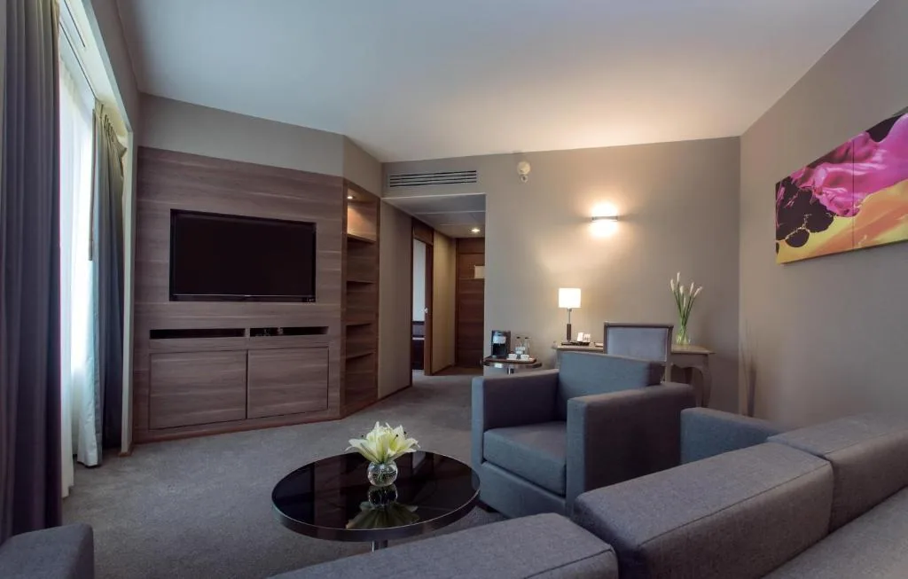 Hotel Swissotel Bangkok — property photograph 1