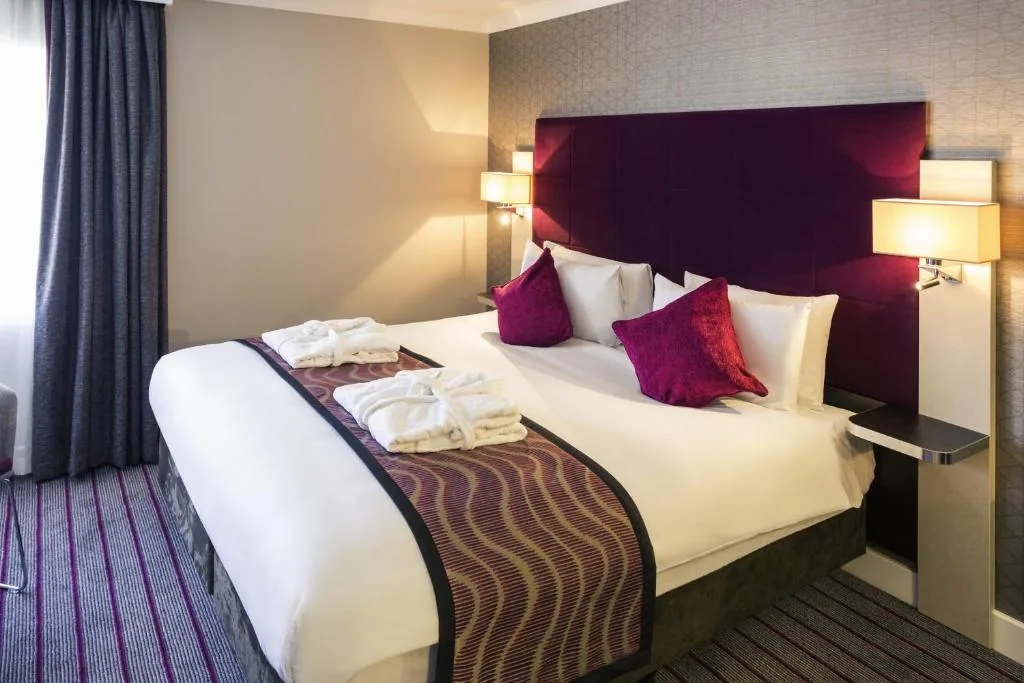 Mercure London Heathrow Hotel — property photograph 1