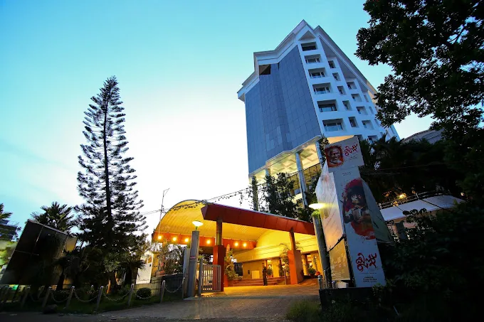 Gokulam Park Hotel Kochi — property photograph 1